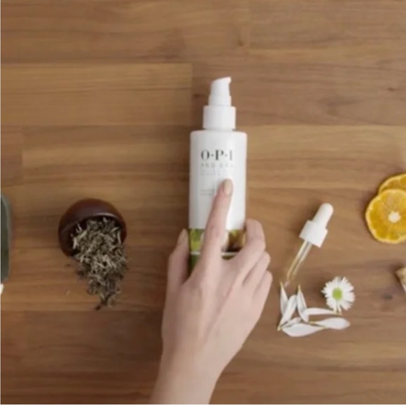 OPI Pro Spa Skincare Set: Protective Hand Serum 225 ml + 2 Adv. Softening gloves - Picture 4 of 16